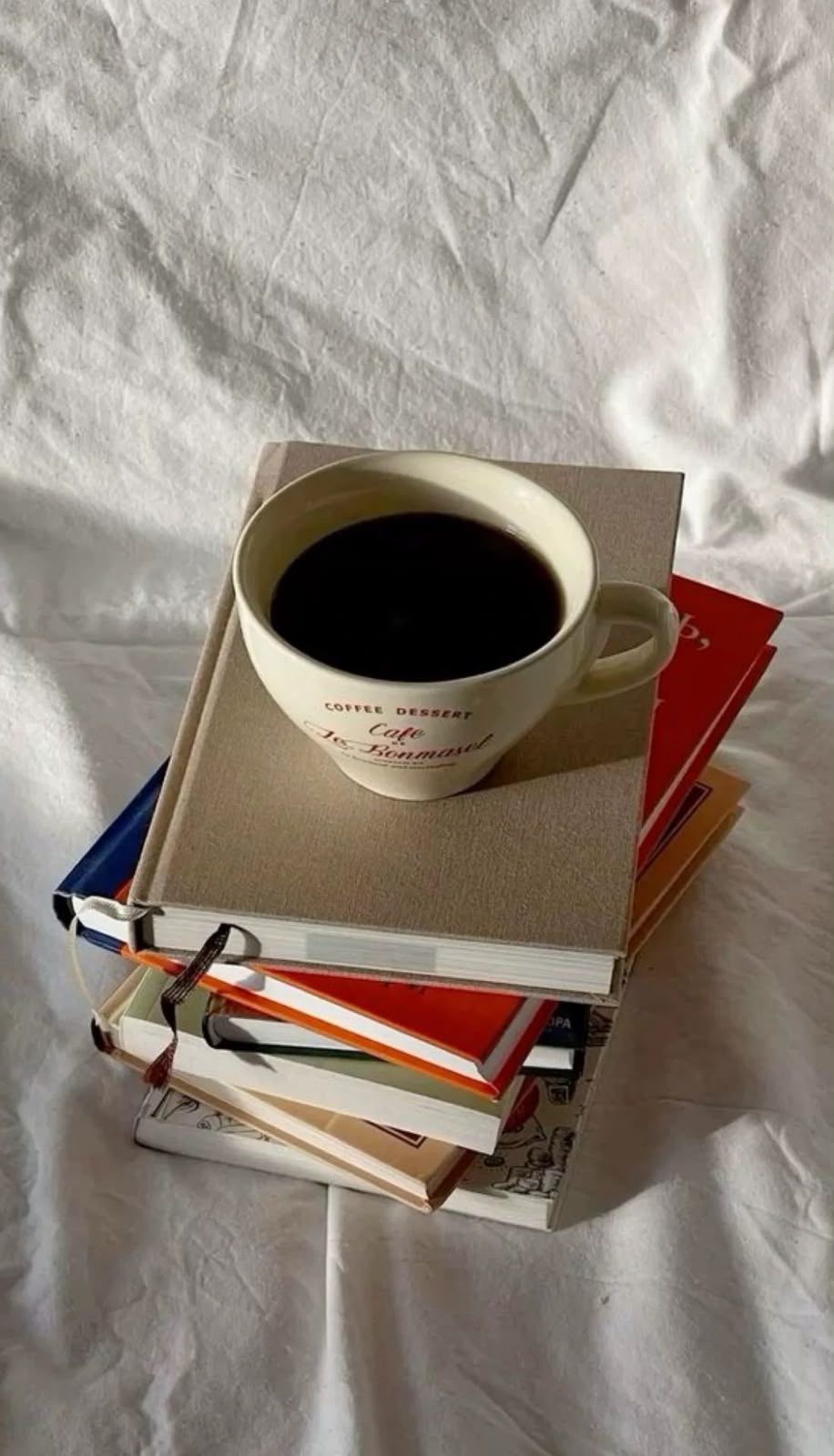 Café e livro na mesa